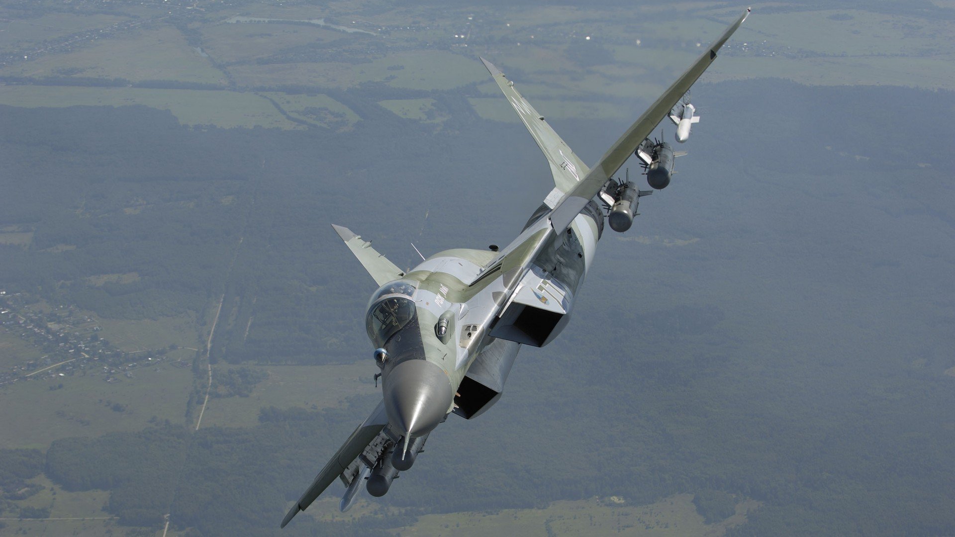 弯道上的双线攻防,当F1引擎轰鸣遇见安哥拉斩落瑞典的绿茵传奇